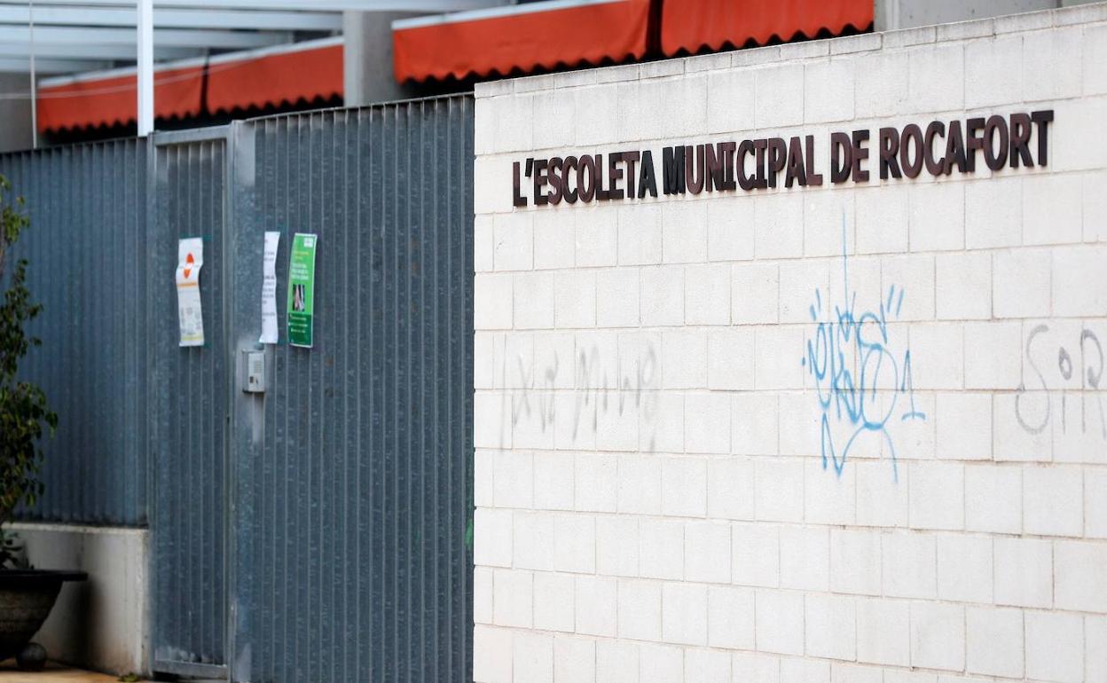 Vista general de la entrada de l'Escoleta Municipal de Rocafort.