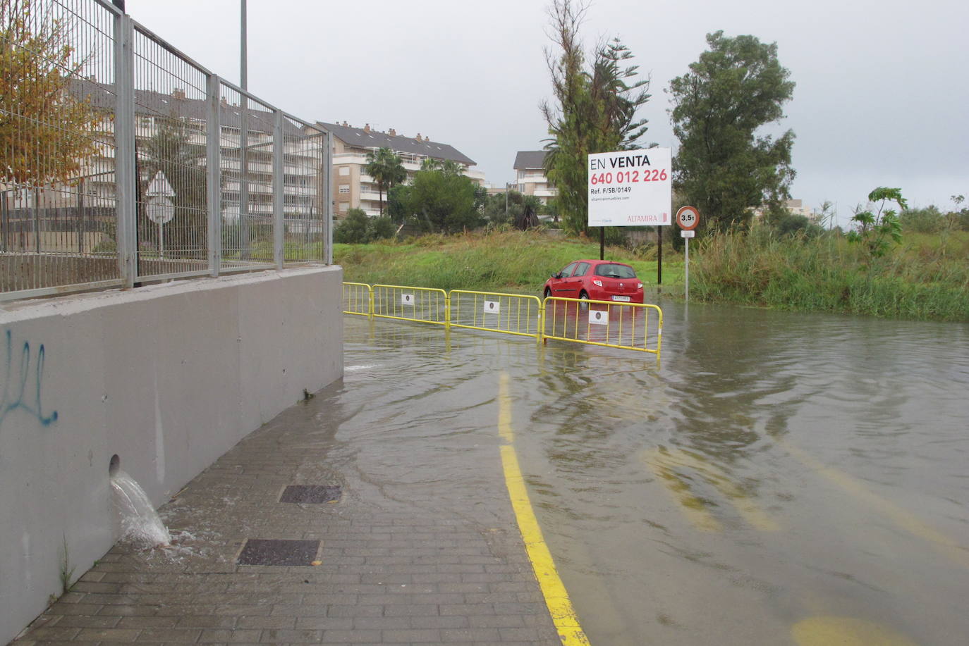 Calles inundadas por el temporal en Denia, este miércoles.