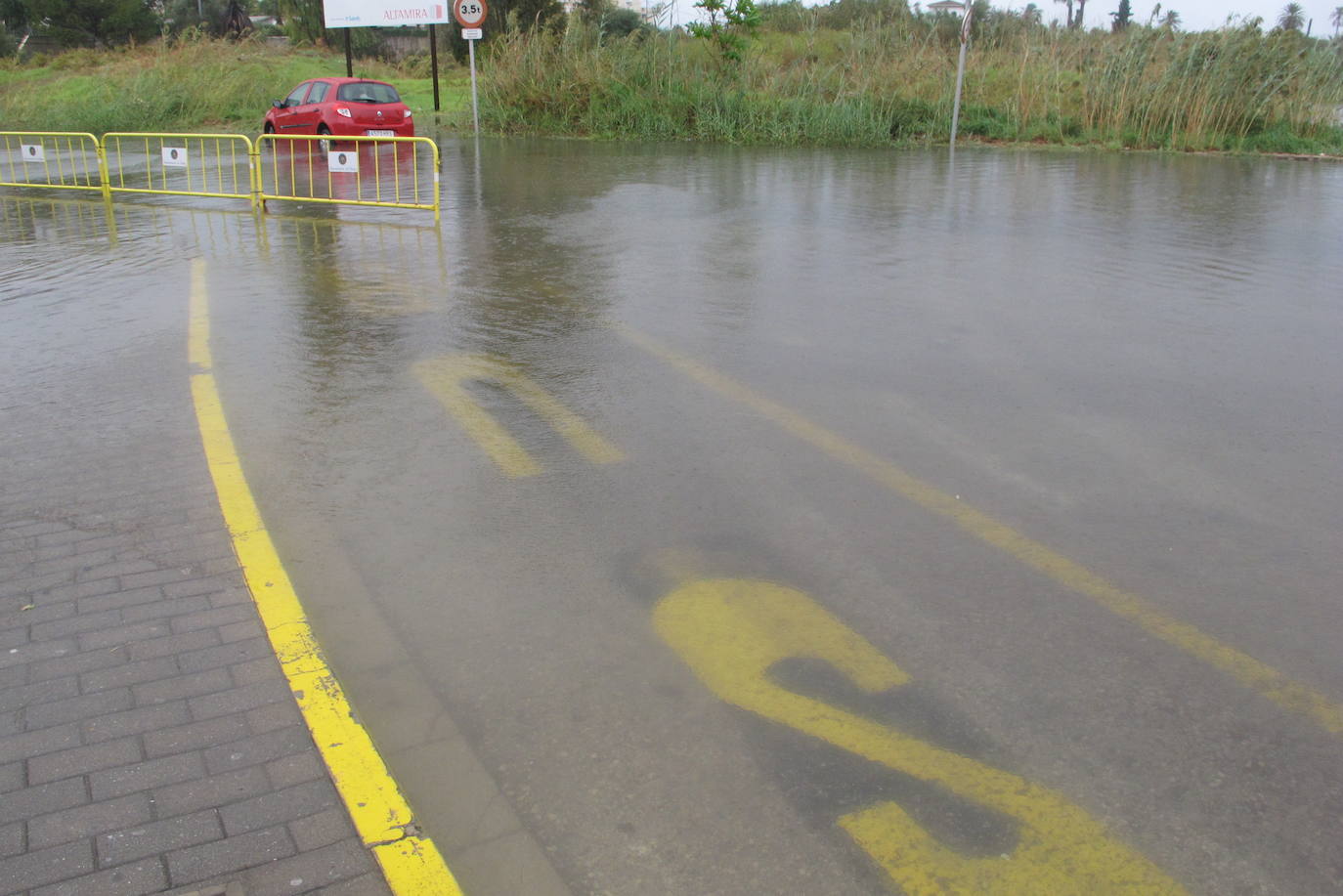 Calles inundadas por el temporal en Denia, este miércoles.