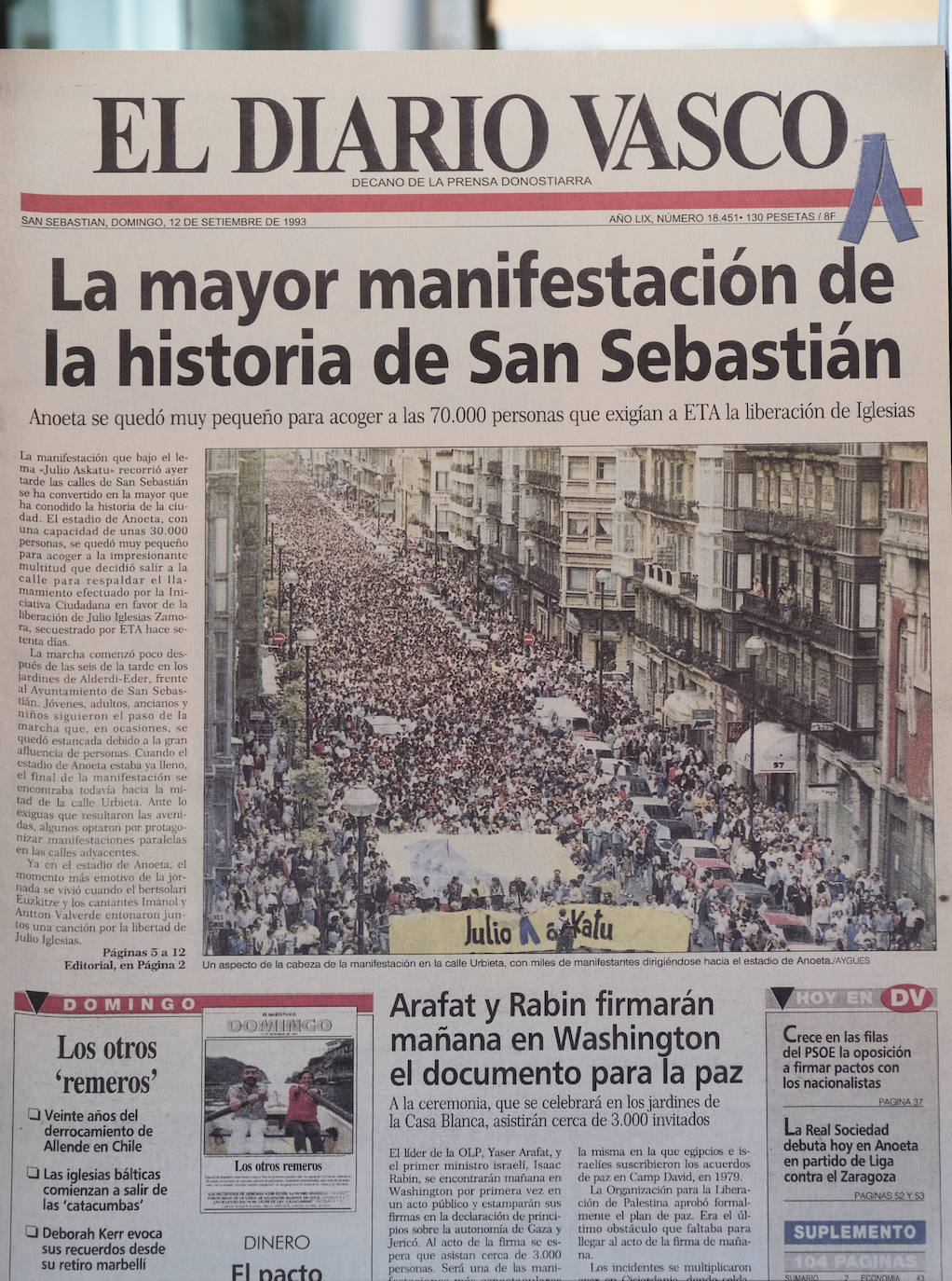 Distintas portadas y noticias que ilustran los paneles, de dos metros de altura, de la exposición de la Real Casa de Correos de Madrid.