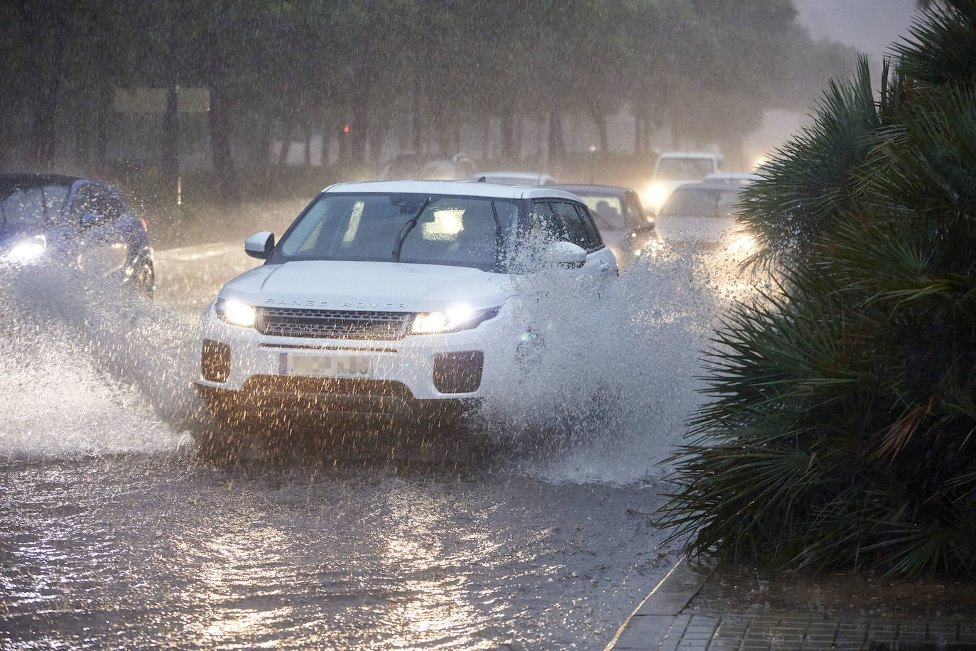 Fotos: Una fuerte tromba descarga sobre la ciudad de Valencia