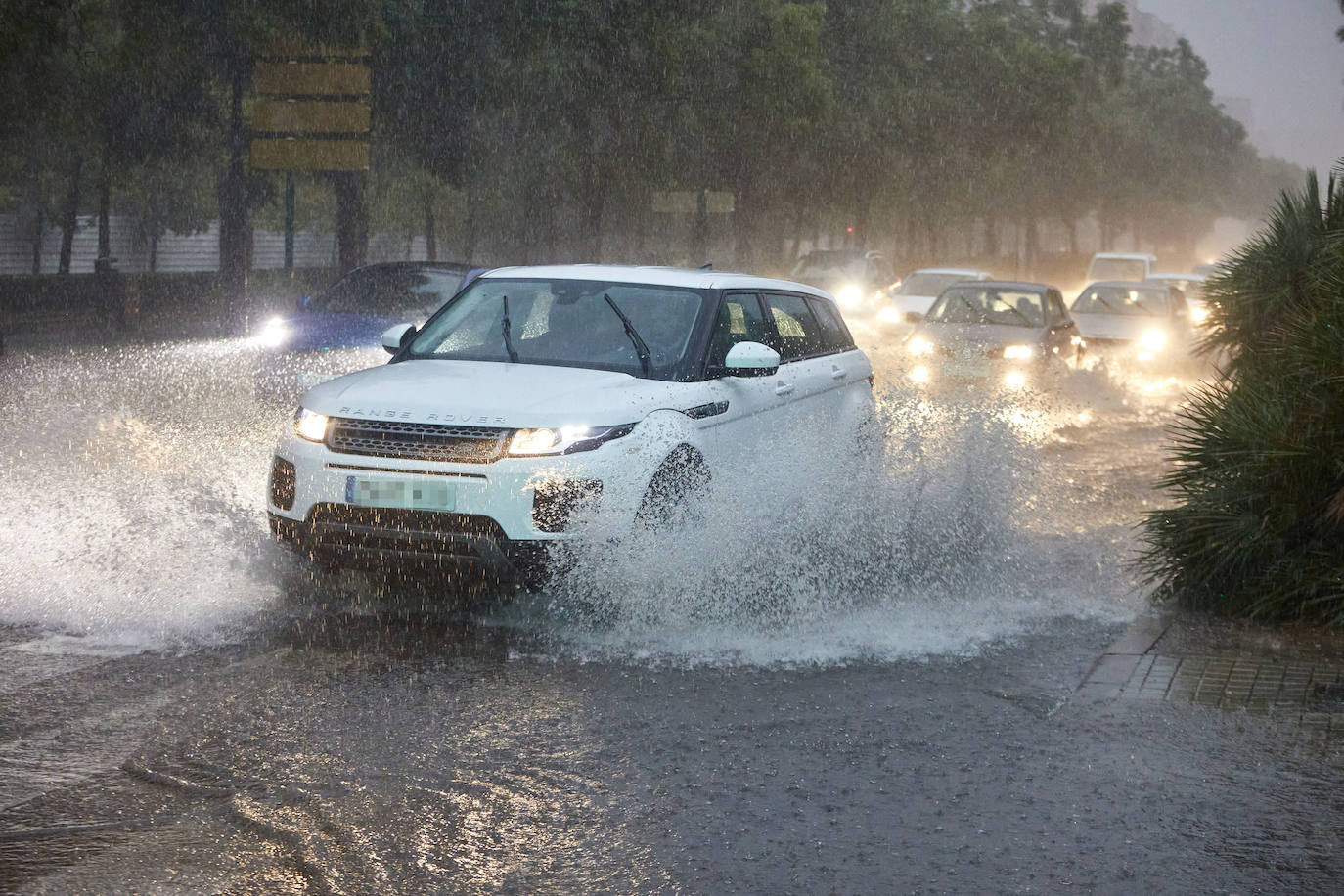 Fotos: Una fuerte tromba descarga sobre la ciudad de Valencia