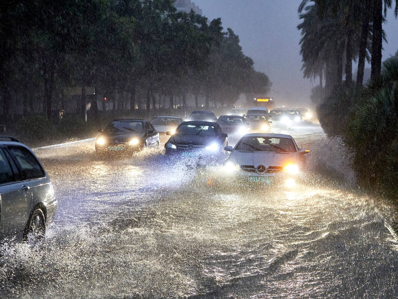 Fotos: Una fuerte tromba descarga sobre la ciudad de Valencia