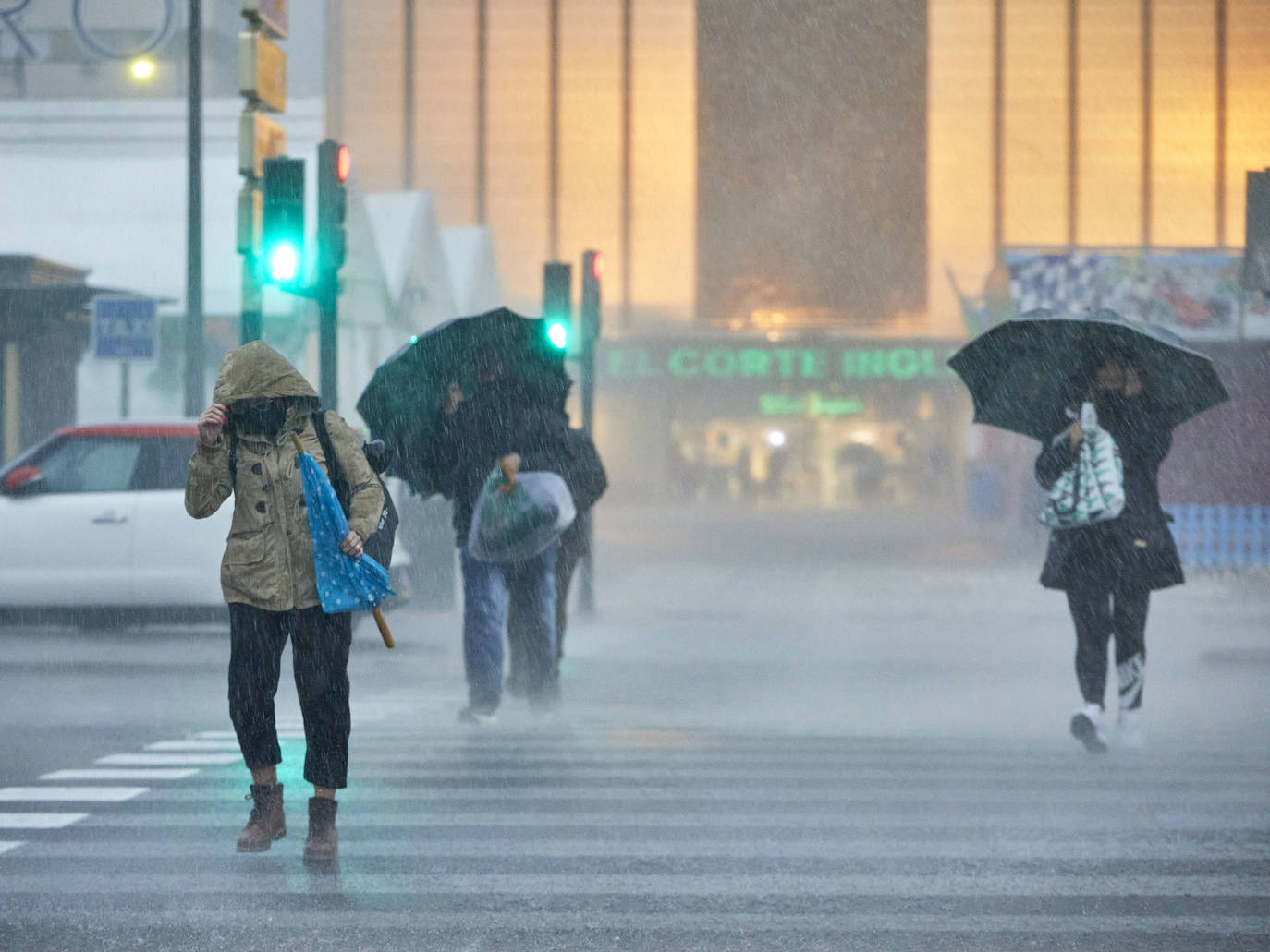 Fotos: Una fuerte tromba descarga sobre la ciudad de Valencia