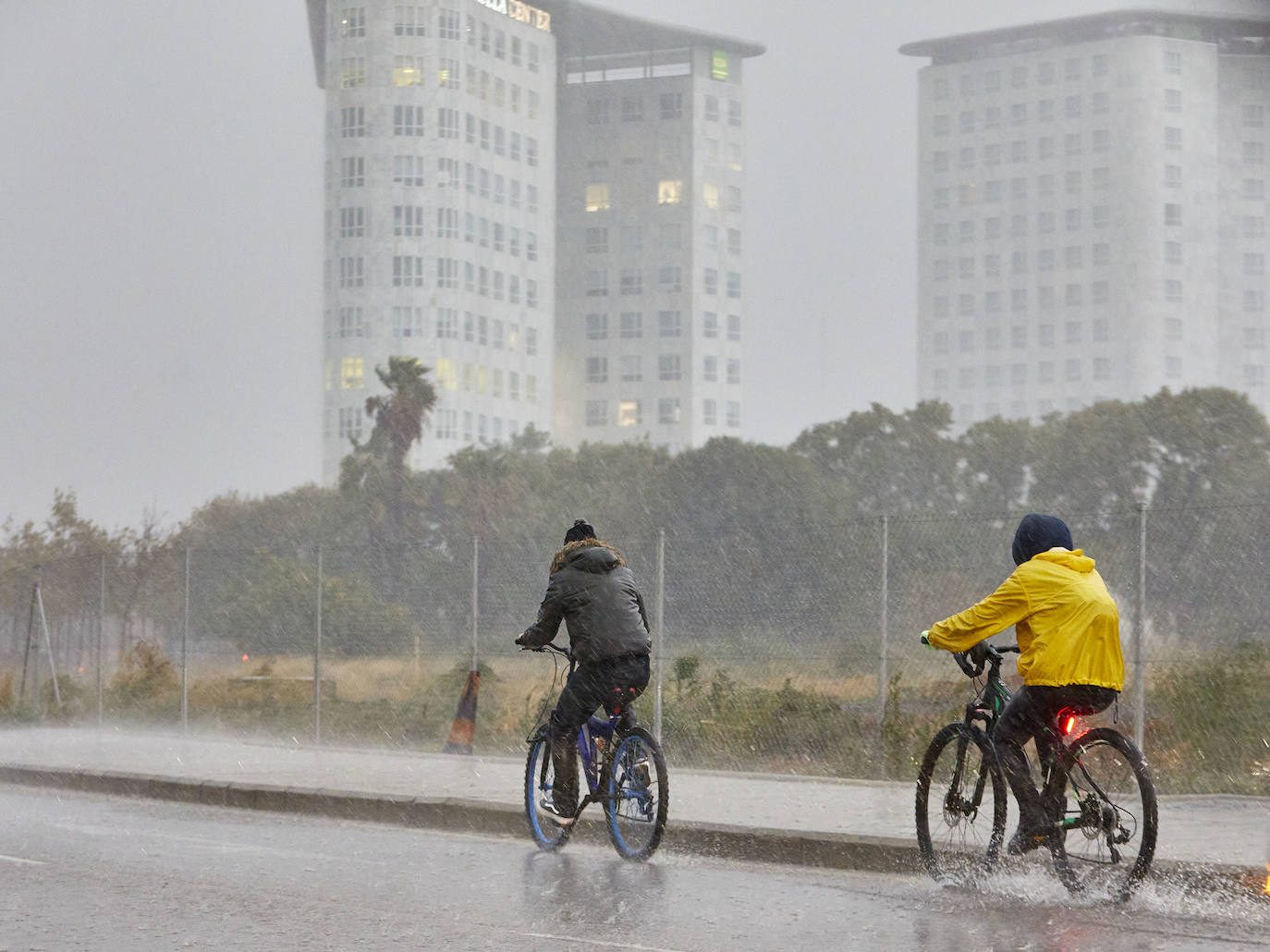 Fotos: Una fuerte tromba descarga sobre la ciudad de Valencia