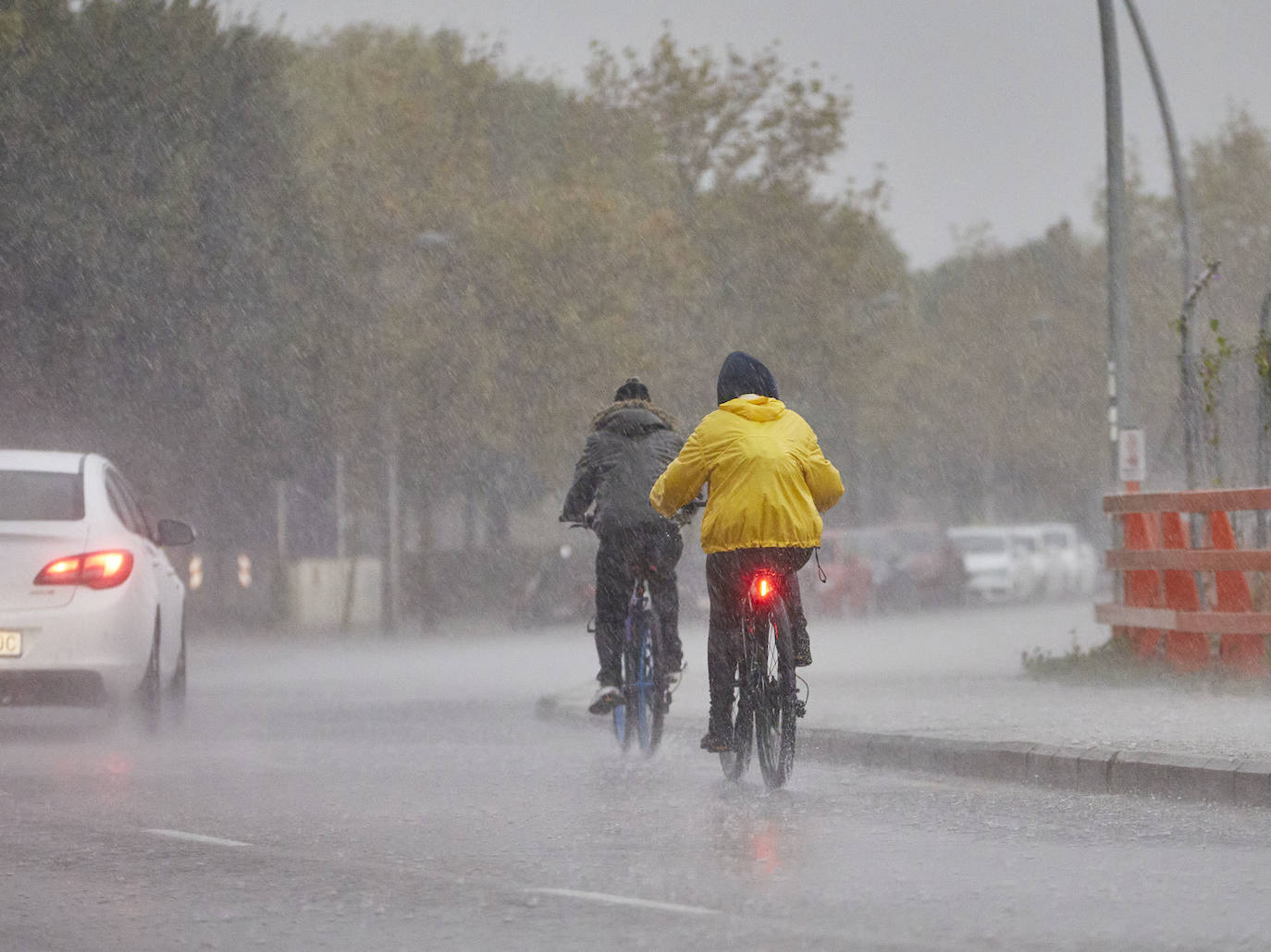 Fotos: Una fuerte tromba descarga sobre la ciudad de Valencia