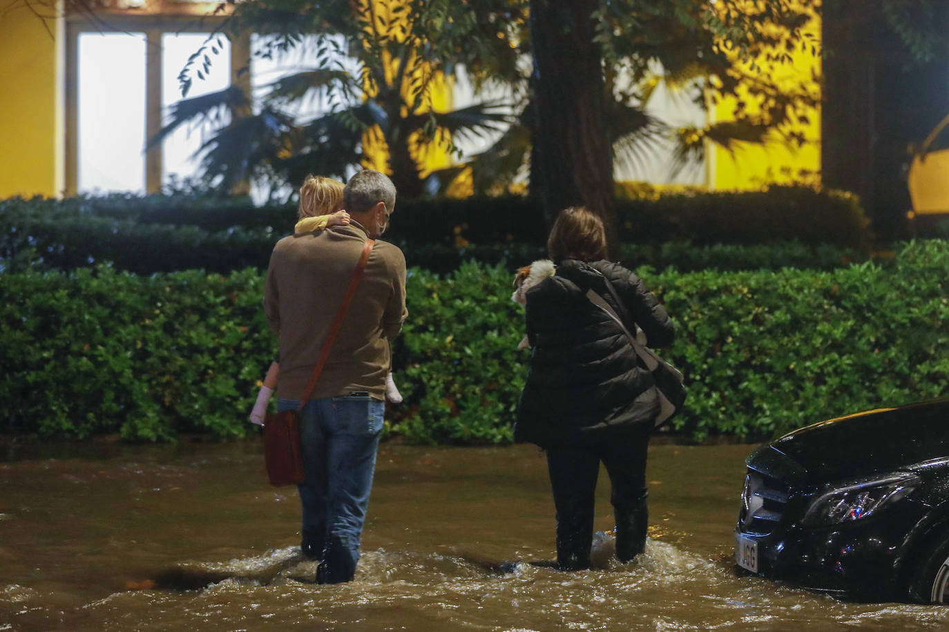 Fotos: Una fuerte tromba descarga sobre la ciudad de Valencia