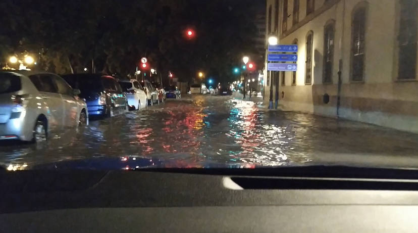 Fotos: Una fuerte tromba descarga sobre la ciudad de Valencia