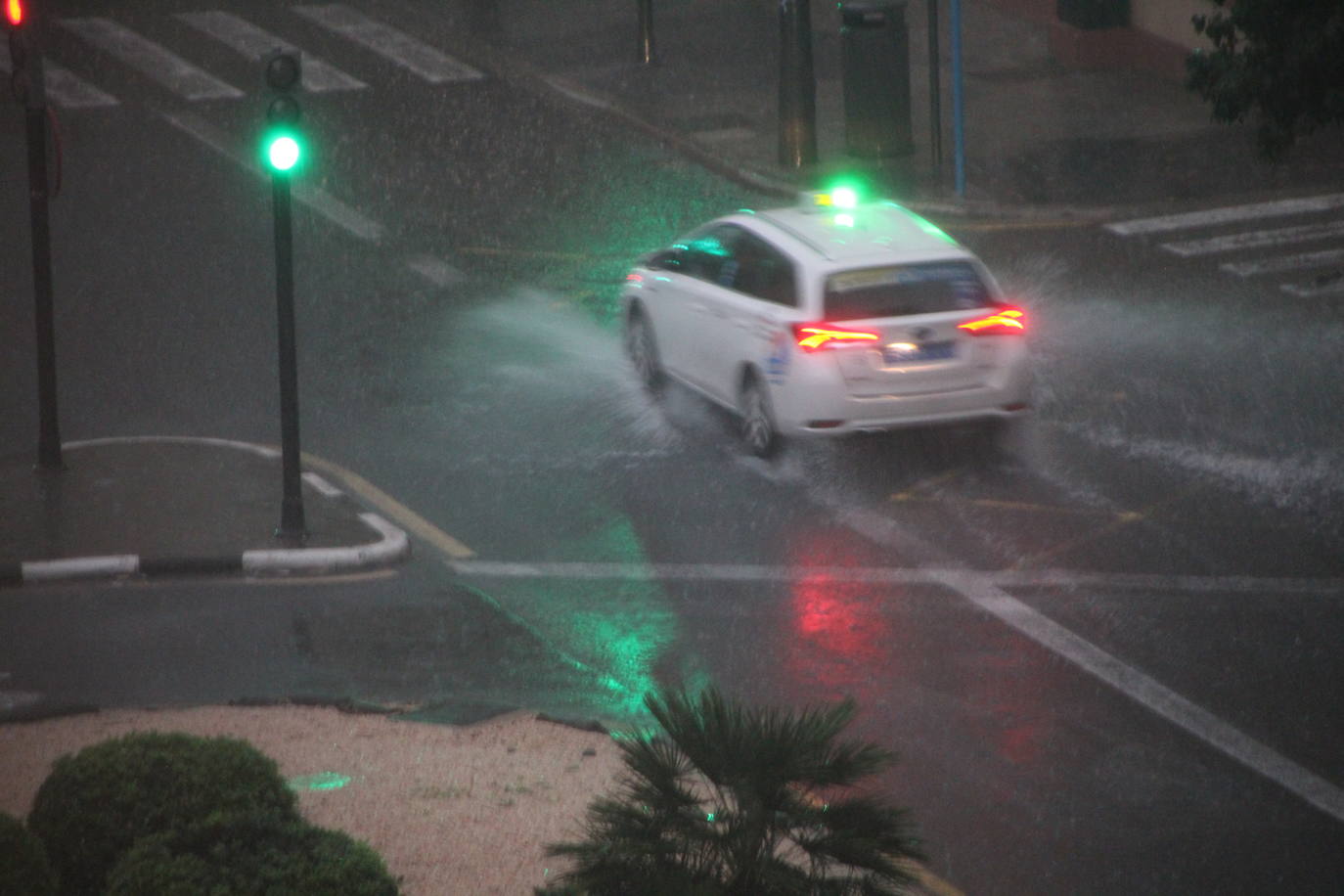 Fotos: Una fuerte tromba descarga sobre la ciudad de Valencia