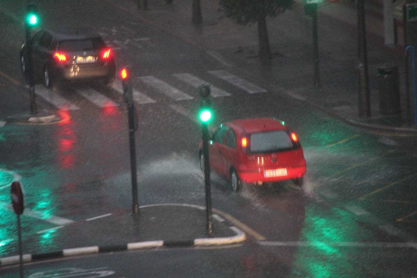 Fotos: Una fuerte tromba descarga sobre la ciudad de Valencia