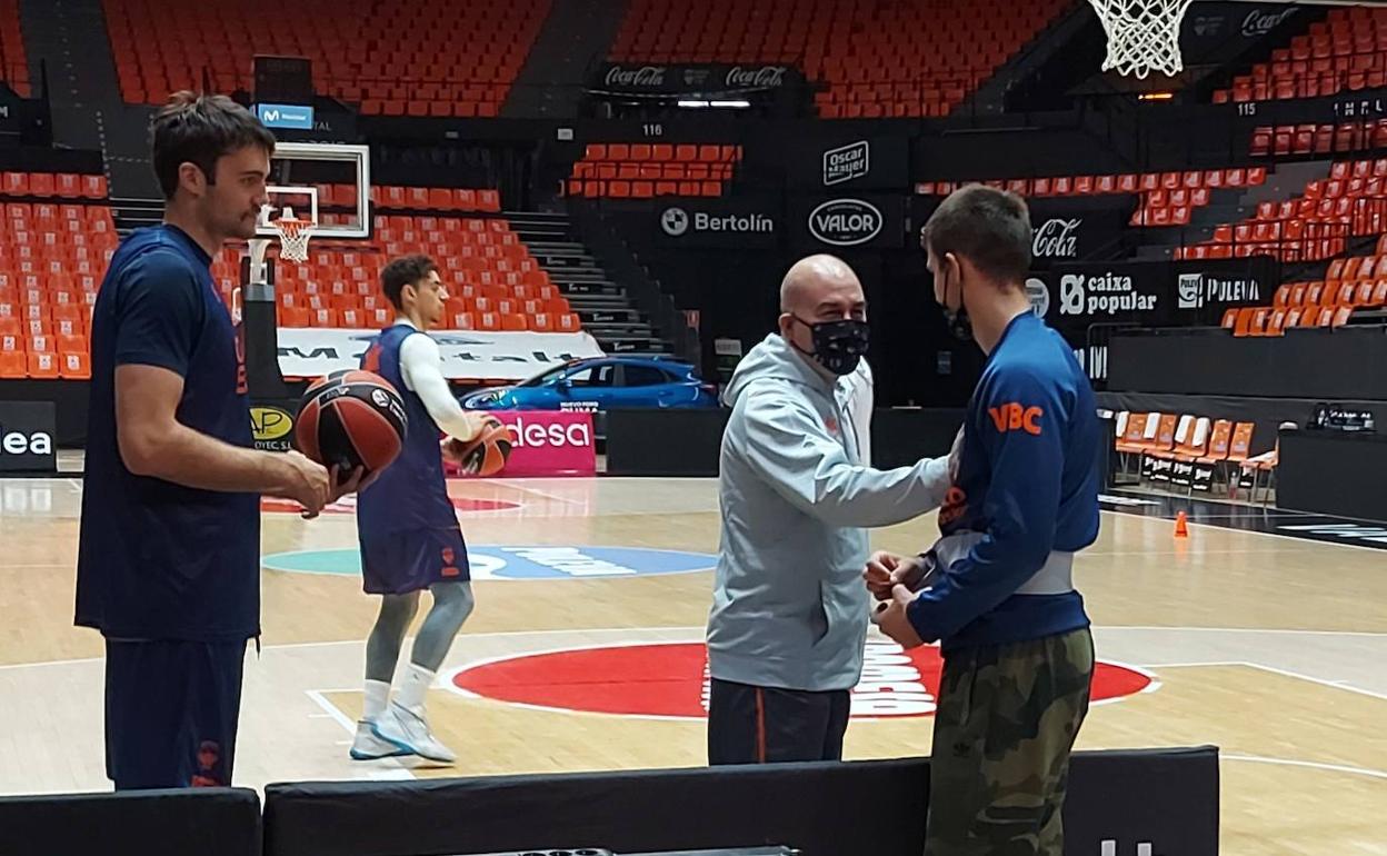 Jaume Ponsarnau charla con Marinkovic hoy en la Fonteta. 