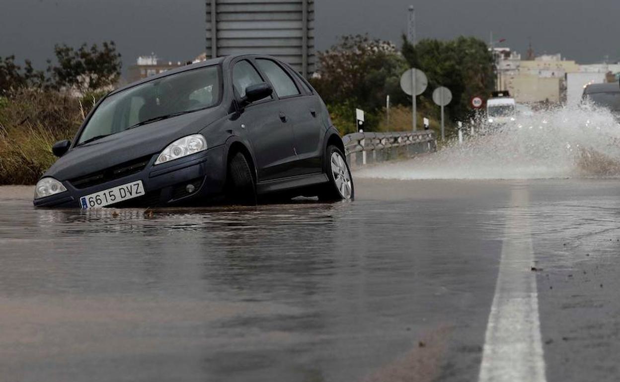 Un vehículo atrapado en la carretera N332 que une Sueca con Cullera. 