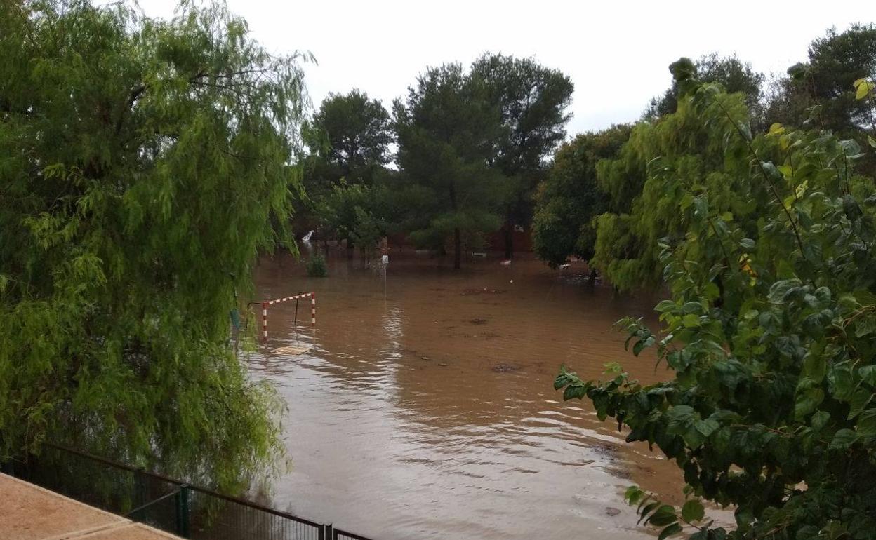 Colegio Carmen Picó en Alzira, totalmente inundado. 