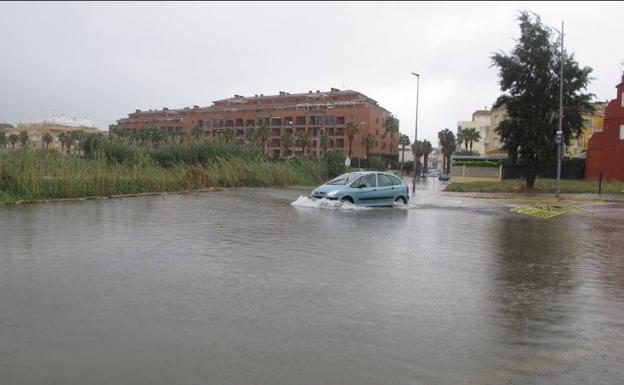 El temporal corta carreteras en Valencia y causa inundaciones y derrumbe de muros