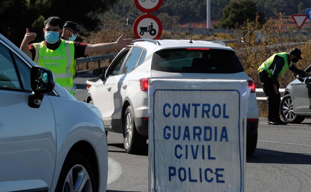 La huida se inició cuando los agentes dieron el alto al conductor en un control. 