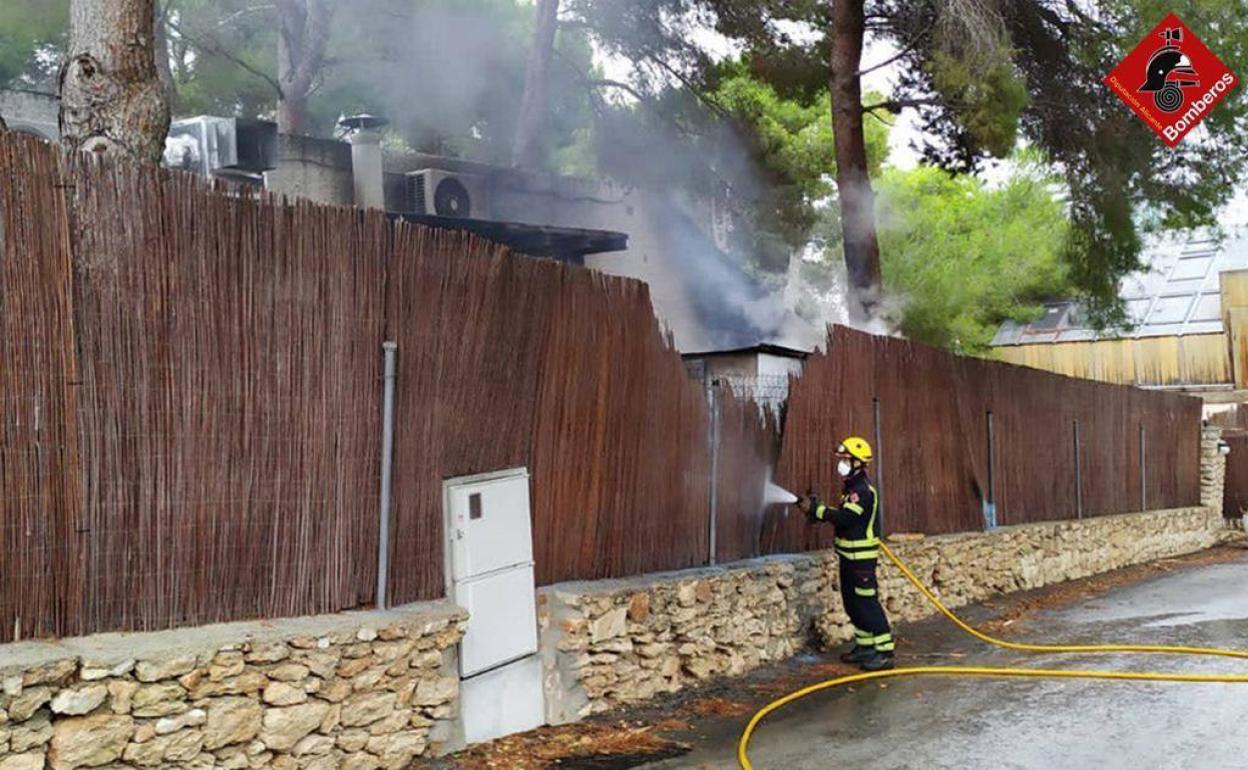 Uno de los bomberos durante las tareas de extinción del fuego.