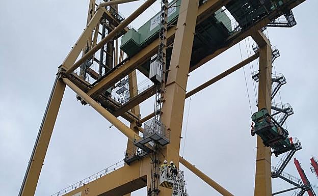 Rescatan a un operario del puerto de Valencia atrapado a 27 metros