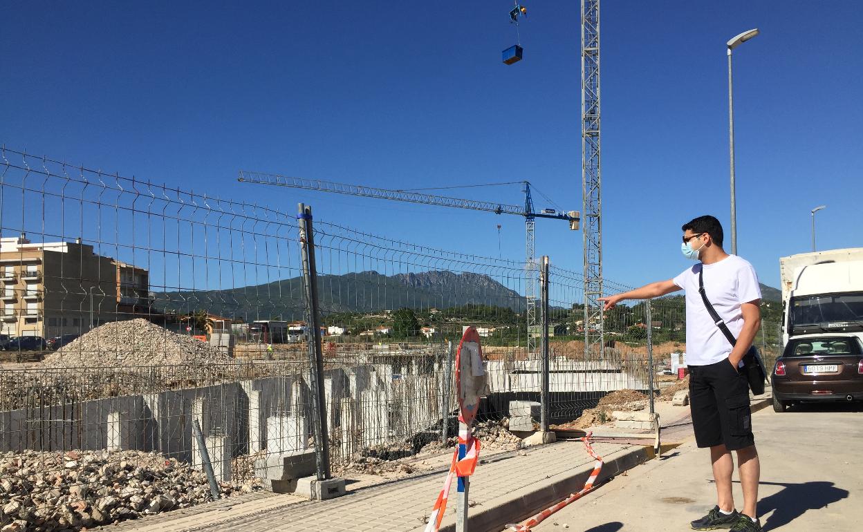 El alcalde de La Font, Pablo Puig, en una visita a las obras del nuevo colegio hace unos meses. 