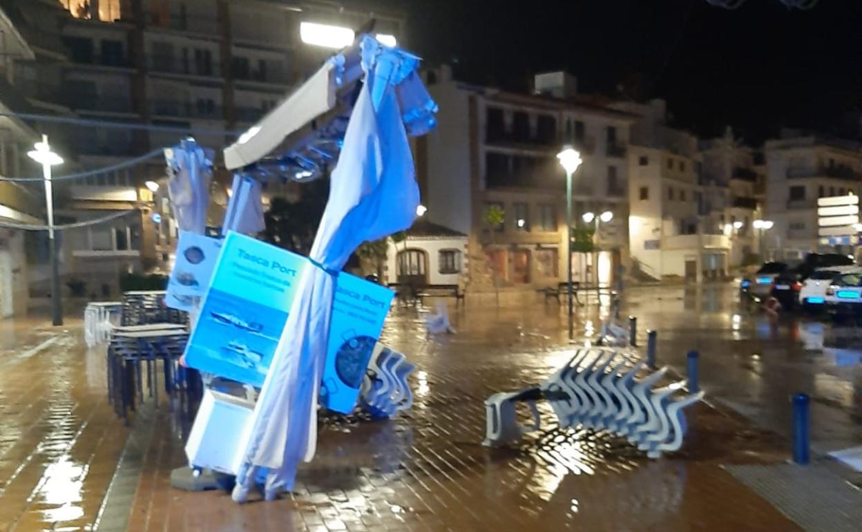 Uno de los toldos arrancados por el temporal en Xàbia. 