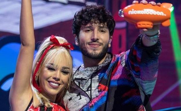 Sebastián Yatra., con la cantante y actriz mexicana Danna Paola en la entrega de los premios Kids Choice Awards México. 