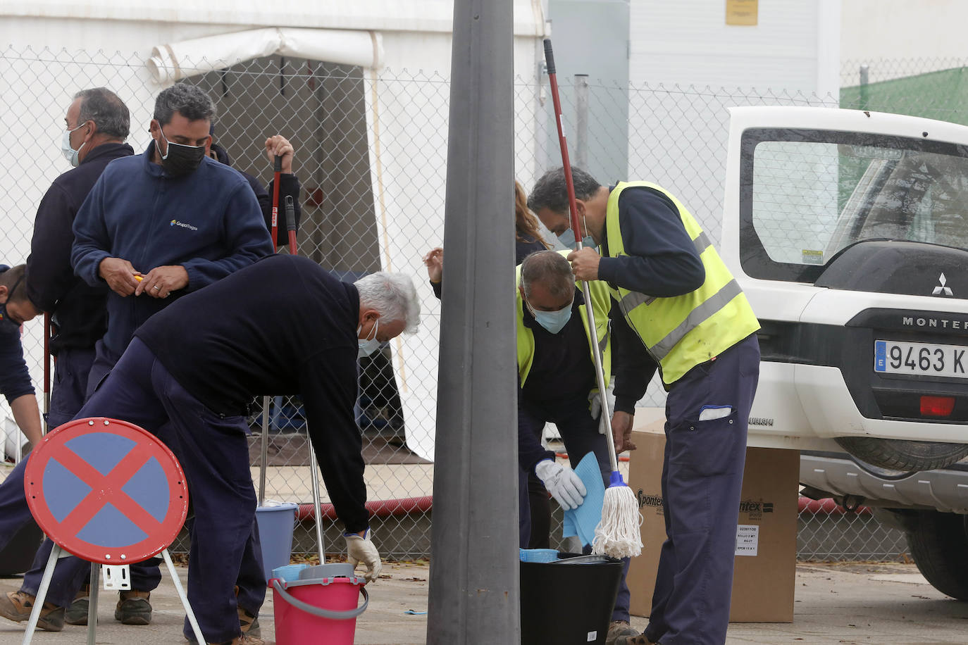 Los operarios adecentan la instalación después de que el agua dejara zonas encharcadas y goteras, e impidiera el uso de algunos ordenadores