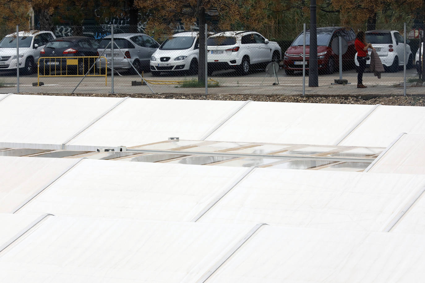 Los operarios adecentan la instalación después de que el agua dejara zonas encharcadas y goteras, e impidiera el uso de algunos ordenadores