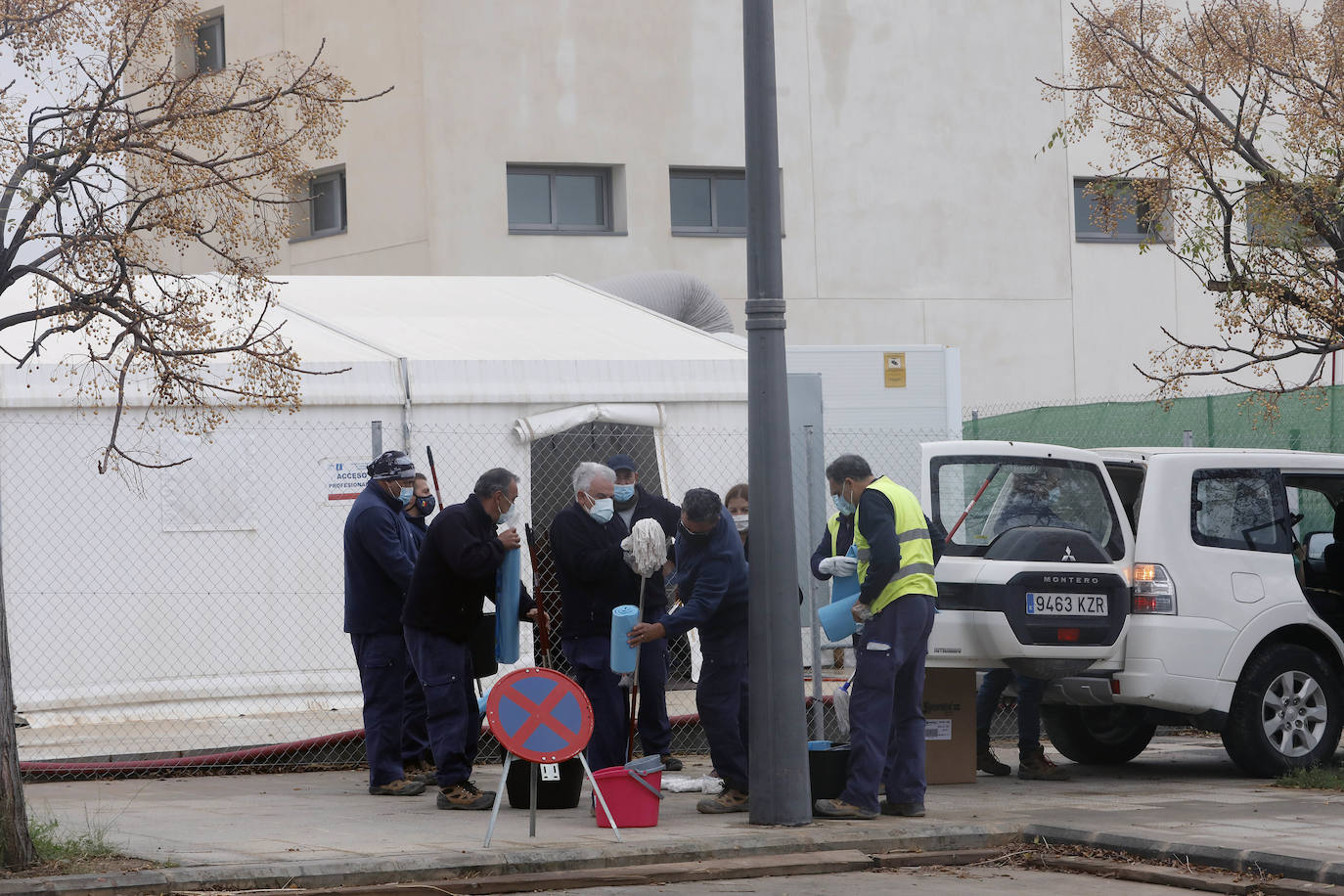 Los operarios adecentan la instalación después de que el agua dejara zonas encharcadas y goteras, e impidiera el uso de algunos ordenadores