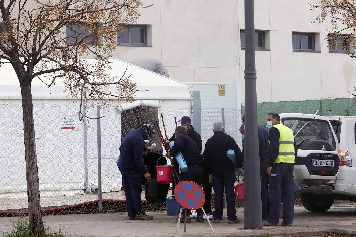 Los operarios adecentan la instalación después de que el agua dejara zonas encharcadas y goteras, e impidiera el uso de algunos ordenadores