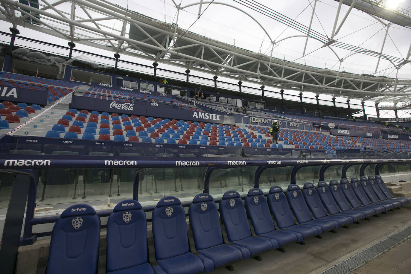 La nueva cubierta, junto al alumbrado y los videomarcadores, proyectan una visión novedosa del histórico estadio del Levante