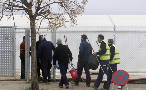 Galería. Limpieza el hospital de campaña de La Fe de Valencia tras la tromba de agua. 