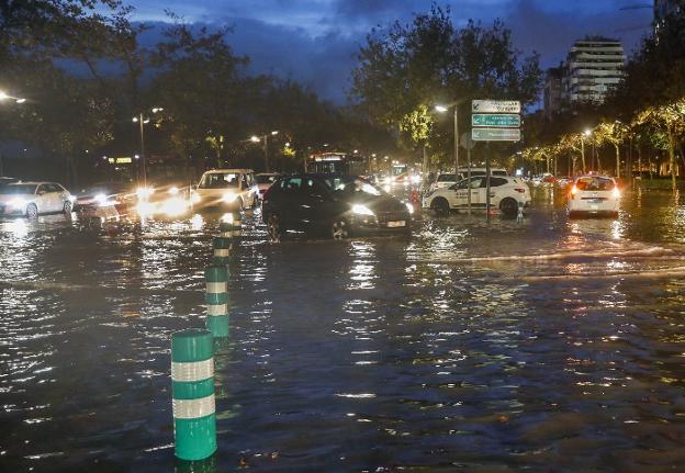 Una tromba de 400 litros obliga a realizar rescates, corta autovías e inunda pueblos