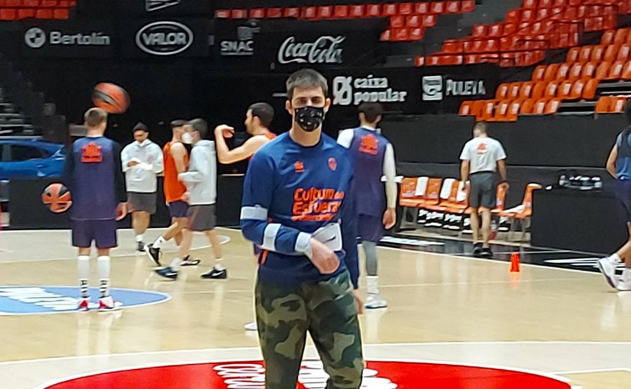 Marinkovic, ayer en el entrenamiento del Valencia Basket con cabestrillo. 