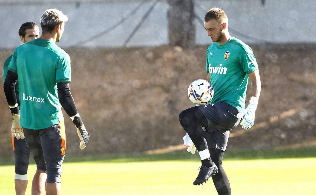 Cillessen, con el balón, durante un entrenamiento en Paterna. 