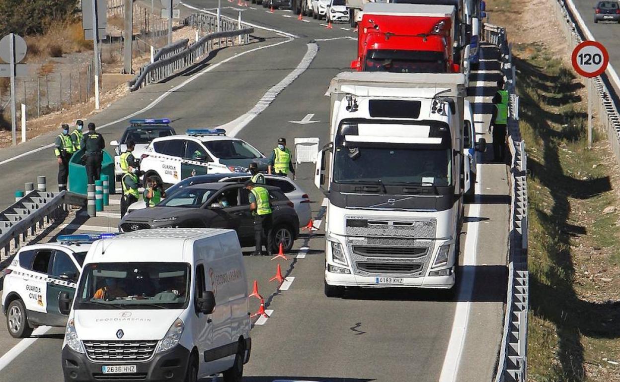 Controles de la Guardia Civil en los límites de la provincia de Alicante. 