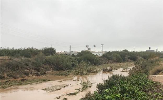 Galería. El barranco de Catarroja a su paso por el polígono, esta mañana. 