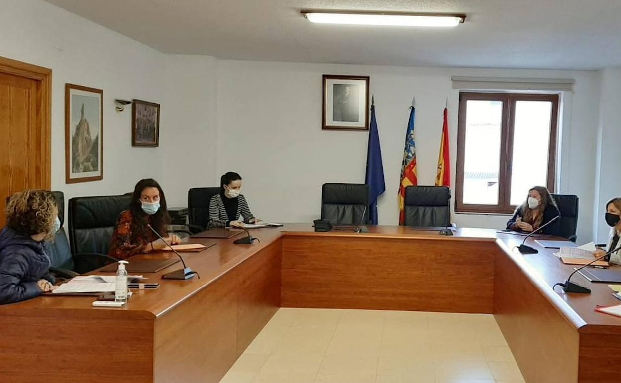 Miembros de la comisión técnica durante una reunión.