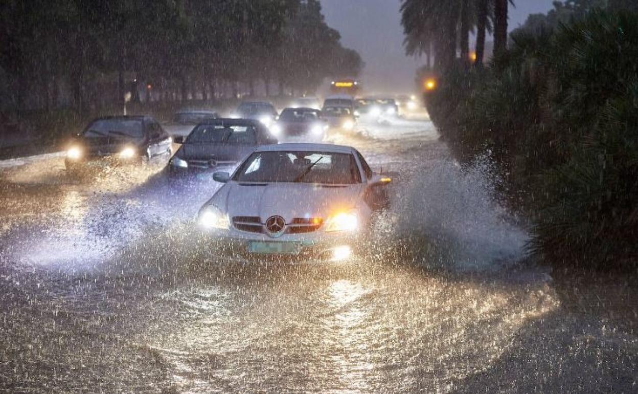 Carreteras cortadas por la lluvia en Valencia | Carreteras cortadas este viernes en la Comunitat por el temporal