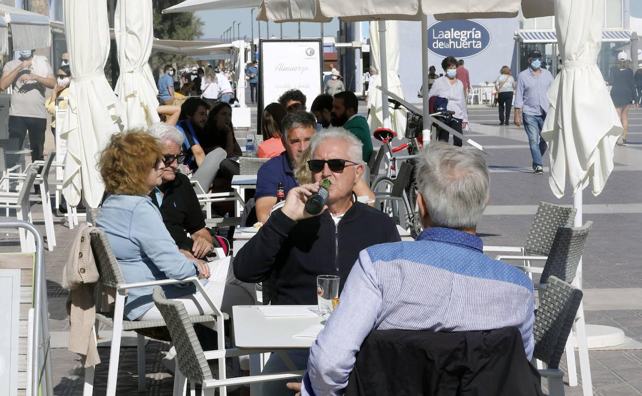 Varias personas en una terraza de Valencia. 