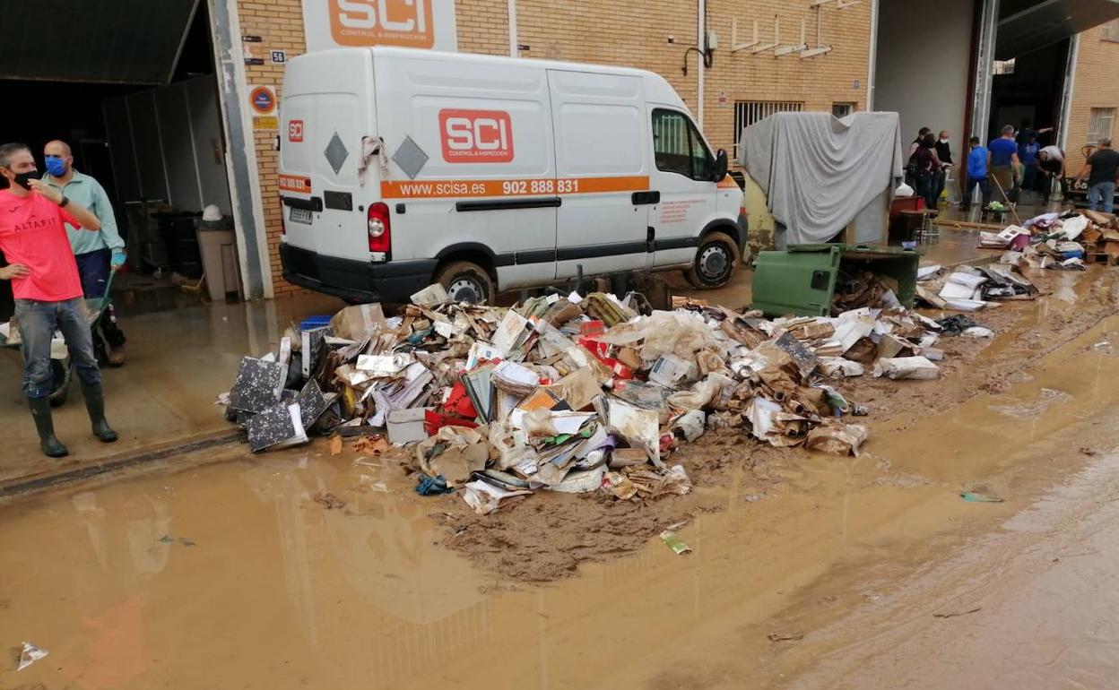 Limpieza del agua y barro acumulado en las naves industriales de Beniparrell. 