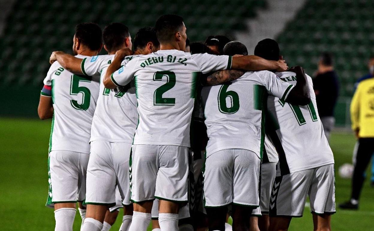 Los futbolistas del Elche se abrazan tras el gol de Fidel. 