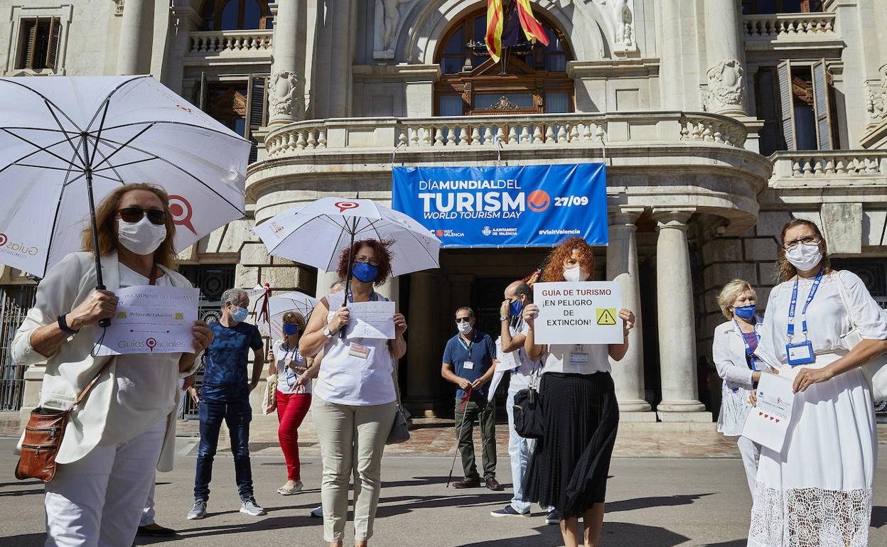 Los guías turísticos exigen una modificación del decreto sanitario para poder trabajar. 