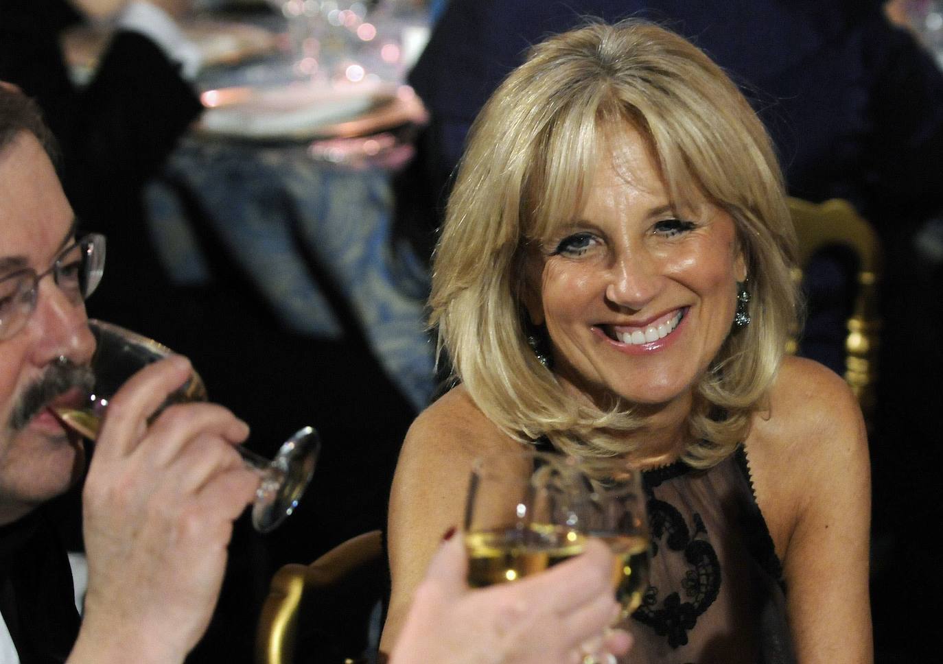 Todas las miradas están puestas en una mujer que puede cambiar por fin el aire frío de la Casa Blanca. En Jill Biden están depositadas las esperanzas de esos estadounidenses que añoran una figura desaparecida en la 'era Trump'. Esa primera dama que representa el ideal americano, apoya al presidente y muestra su propio peso político. Jill Tracy Jacobs, nacida en Nueva Jersey en 1951, es profesora en un instituto en Wilmington (Delaware), y su matrimonio con Joe Biden cumple ya 43 años. 