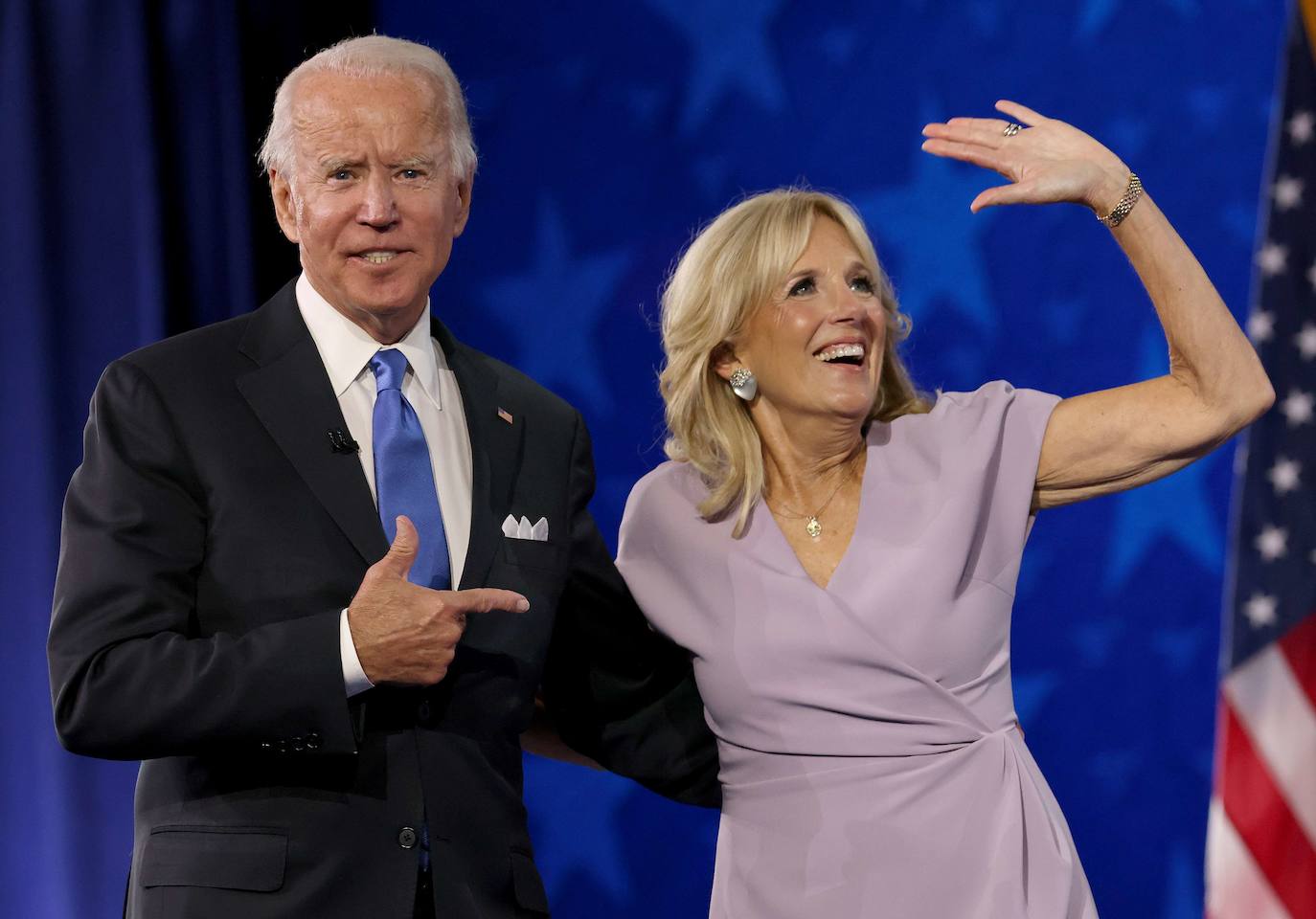 Todas las miradas están puestas en una mujer que puede cambiar por fin el aire frío de la Casa Blanca. En Jill Biden están depositadas las esperanzas de esos estadounidenses que añoran una figura desaparecida en la 'era Trump'. Esa primera dama que representa el ideal americano, apoya al presidente y muestra su propio peso político. Jill Tracy Jacobs, nacida en Nueva Jersey en 1951, es profesora en un instituto en Wilmington (Delaware), y su matrimonio con Joe Biden cumple ya 43 años. 