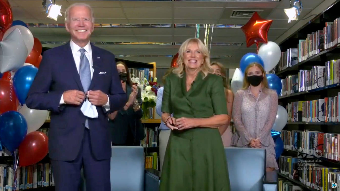 Todas las miradas están puestas en una mujer que puede cambiar por fin el aire frío de la Casa Blanca. En Jill Biden están depositadas las esperanzas de esos estadounidenses que añoran una figura desaparecida en la 'era Trump'. Esa primera dama que representa el ideal americano, apoya al presidente y muestra su propio peso político. Jill Tracy Jacobs, nacida en Nueva Jersey en 1951, es profesora en un instituto en Wilmington (Delaware), y su matrimonio con Joe Biden cumple ya 43 años. 