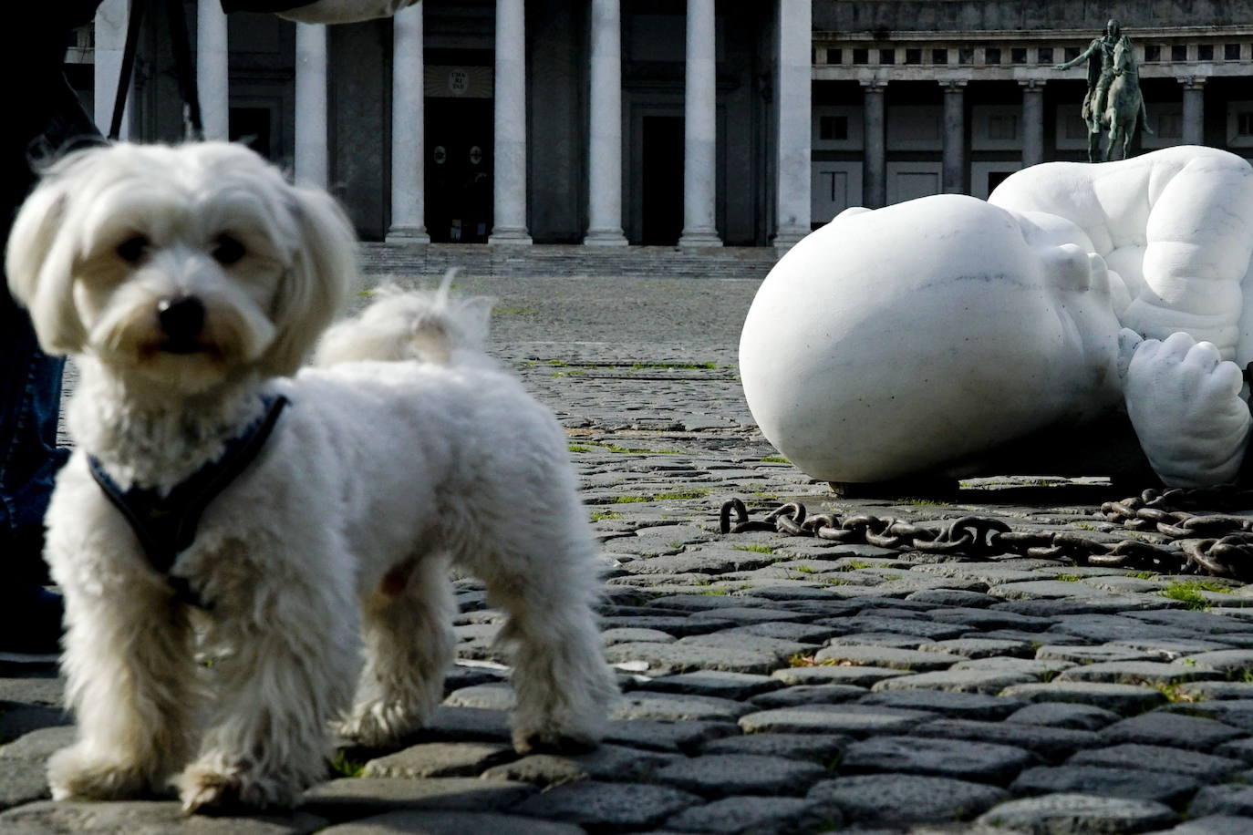 Una escultura en mármol blanco, que representa a un niño acurrucado y con una muñeca encadenada, ha sido abandonada en el centro de la plaza Plebiscito, en Nápoles. 