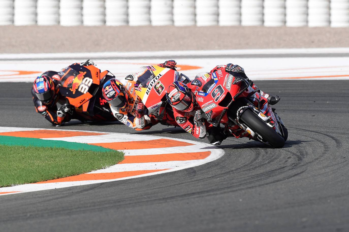 El Circuit Ricardo Tormo de Cheste acoge las carreras del Mundial un año más. Moto3, Moto2 y MotoGP, tres campeonatos que siguen muy vivos en la recta final de la temporada