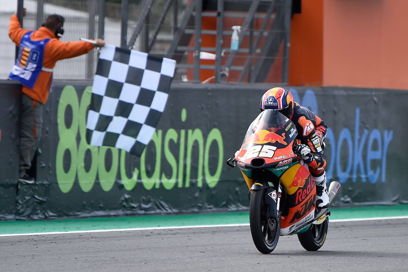 El Circuit Ricardo Tormo de Cheste acoge las carreras del Mundial un año más. Moto3, Moto2 y MotoGP, tres campeonatos que siguen muy vivos en la recta final de la temporada