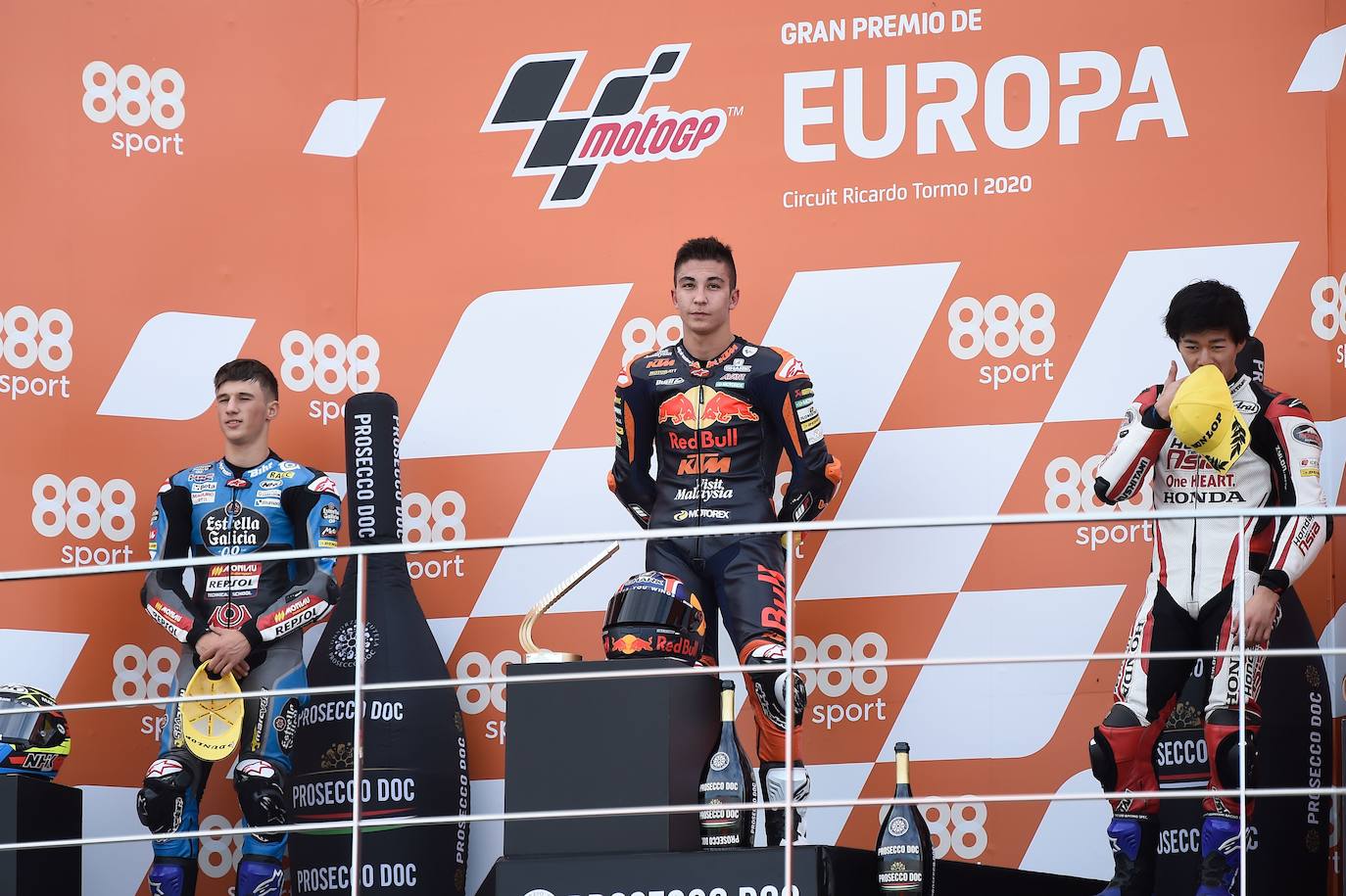 El Circuit Ricardo Tormo de Cheste acoge las carreras del Mundial un año más. Moto3, Moto2 y MotoGP, tres campeonatos que siguen muy vivos en la recta final de la temporada