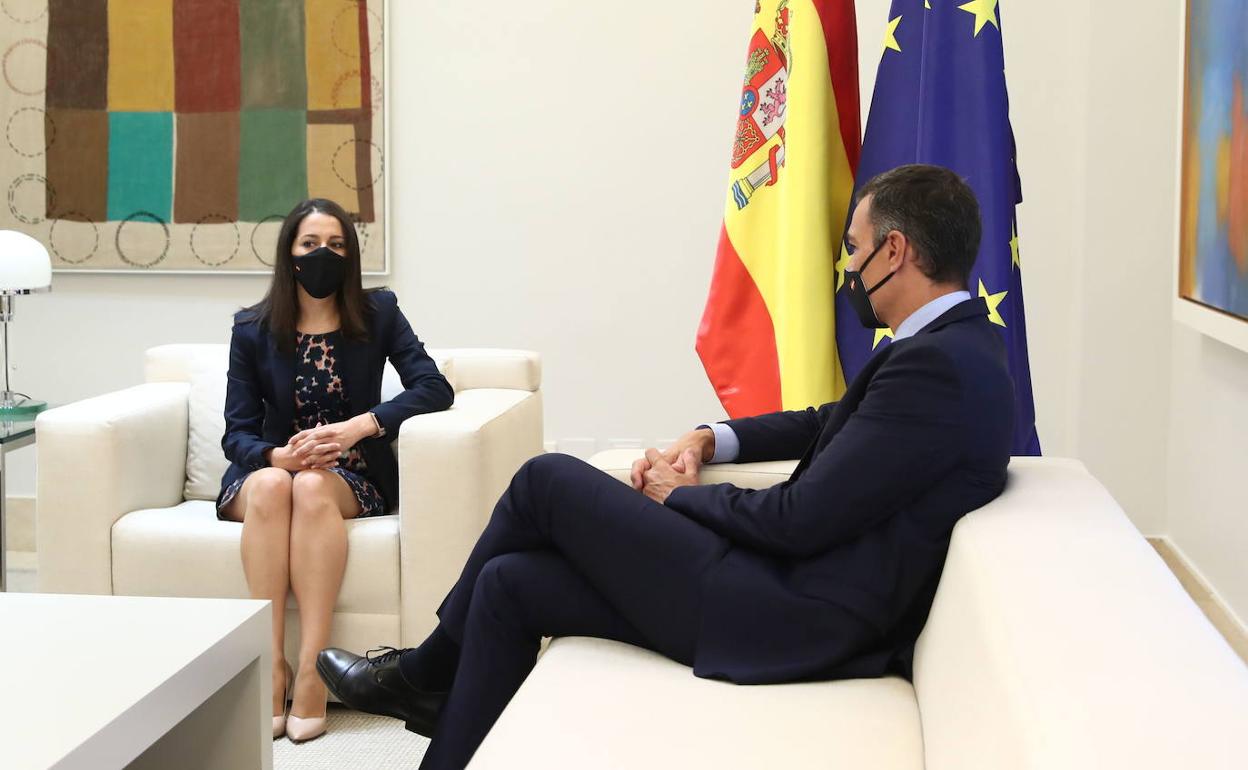 La presidenta de Ciudadanos, Inés Arrimadas, reunida con el jefe del Ejecutivo, Pedro Sánchez.