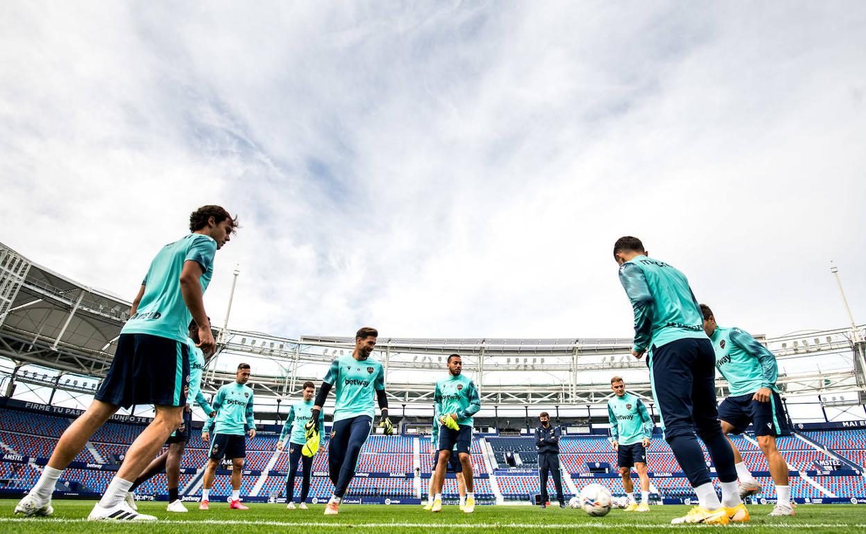 Los jugadores del Levante se ejercitan esta mañana en el remodelado Ciutat de València.